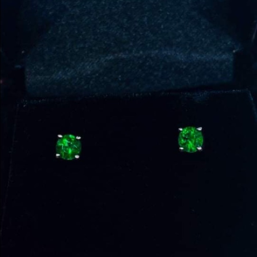 14K White Gold Natural Emerald Stud Earring